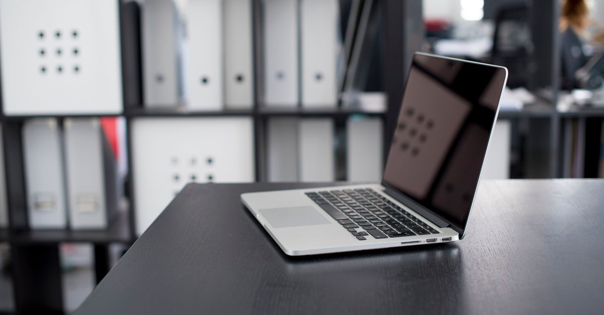 茶色の木製テーブルのmacbook Pro